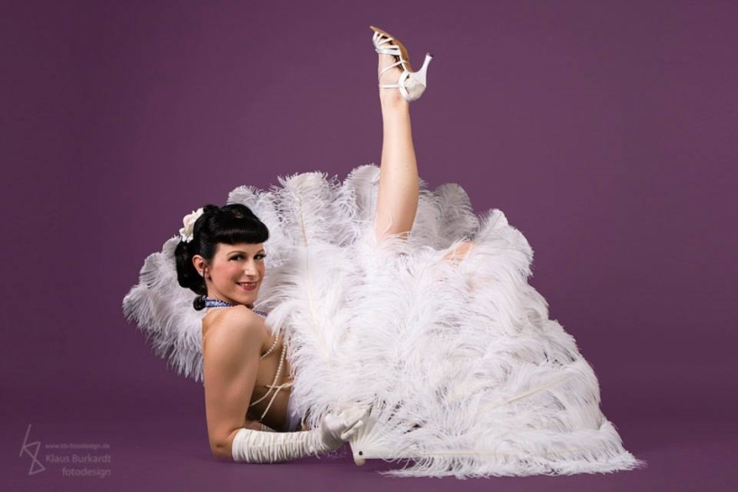 Bettie Berlin - Burlesque Federfcher - Die zarte Verfhrung